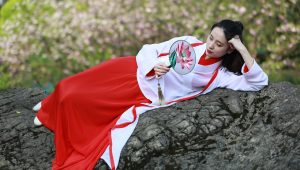 影视工厂电视剧区热播古装剧剧照，演员身着华服在宫廷场景中对话